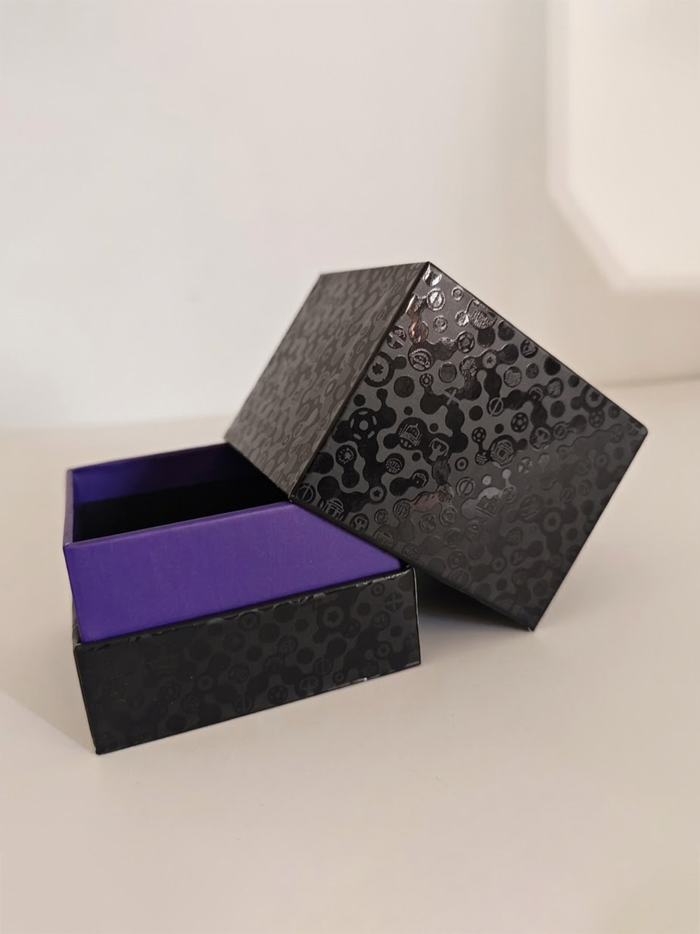 Spot UV Boxes Turn Selective Gloss into a Frame-Ready Signature