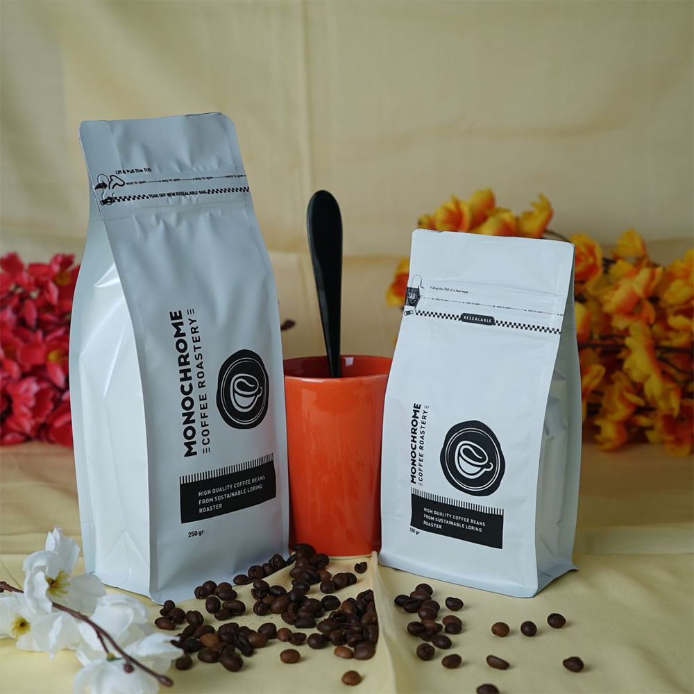 Coffee bags with valve and zipper